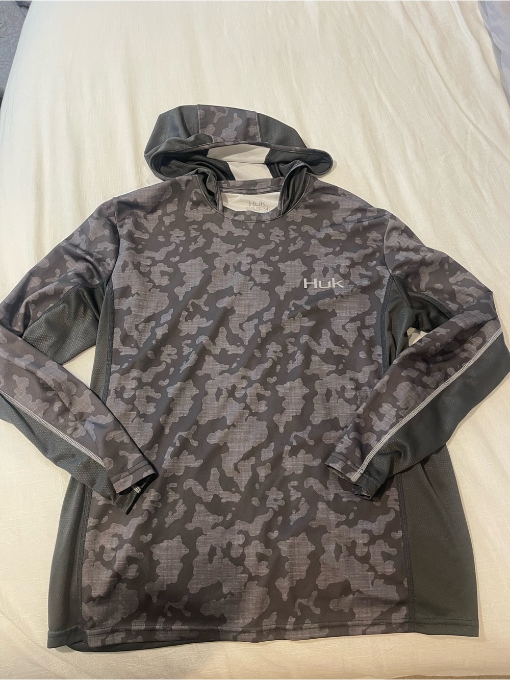 Huk Men’s Gray Camo performance fishing hoodie .